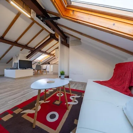 Atico Con Encanto Y Luz Natural Appartement *
